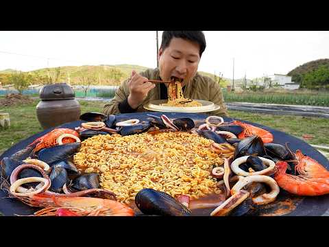 솥뚜껑 가득 채운 홍합과 새우 오징어 넣은 해물라면 Spicy Seafood Instant noodles