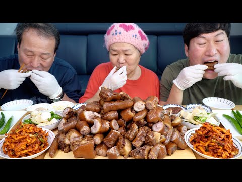 돼지꼬리 족발처럼 가마솥에 삶은 돼지꼬리 요리 Pig s tail cooked in a cauldron