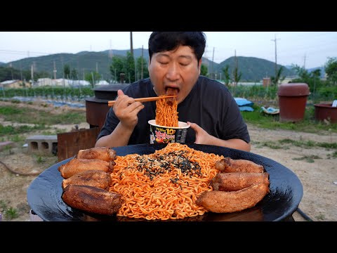 솥뚜껑에 맛있게 구운 통통한 대창과 불닭볶음면 후루룩 Grilled Daechang Spicy Fire
