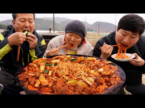 부드러운 닭다리살과 우동사리 넣은 솥뚜껑 닭갈비 Dakgalbi Spicy Stir fried