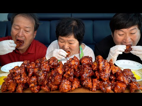 양념치킨 가마솥에 튀긴 치킨에 직접 만든 양념 쓱쓱 볶아 만든 양념치킨 Seasoned Spicy