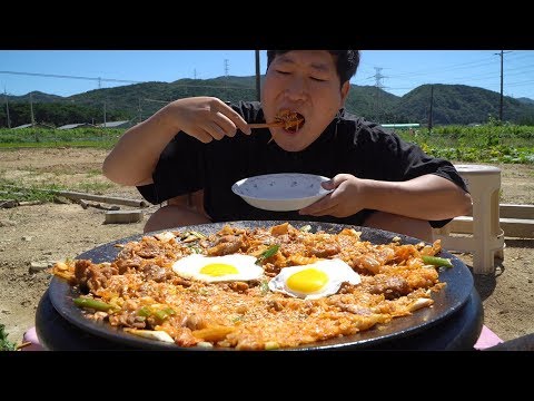 앞다리살과 김치 솥뚜껑에 볶아서 돼지고기김치볶음밥 Pork and Kimchi fried rice 요리