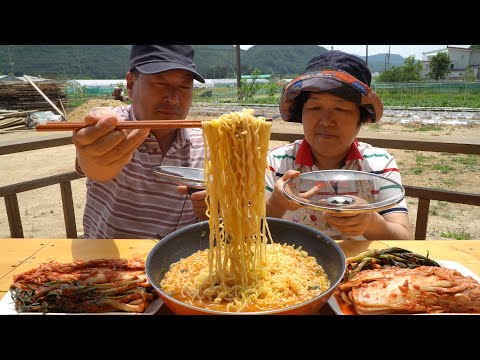 파김치와 잘 익은 김치 계란 탁 후루룩 삼양라면 Samyang ramen 요리 먹방 Mukbang