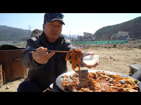 매콤한 돼지 앞다리살 주물럭과 소주 한 잔 Marinated Grilled Pork and Soju 요리