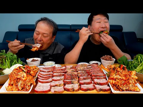 커다란 통에 숯불로 훈제한 삼겹살과 싱싱한 배추 겉절이 Smoked Pork Belly Fresh