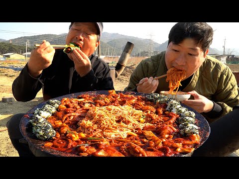 솥뚜껑에 볶은 낙지볶음에 소면 주먹밥 볶음밥까지 Spicy stir fried small octopus