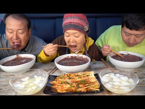 동지 맞아 뜨뜻한 팥죽과 시원한 동치미까지 Patjuk Red bean soup 요리 먹방 Mukbang