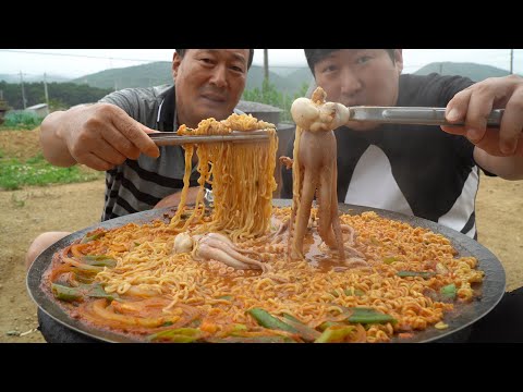 쫄깃한 낙지 넣은 솥뚜껑 낙지라면 Spicy instant noodles with small octopus