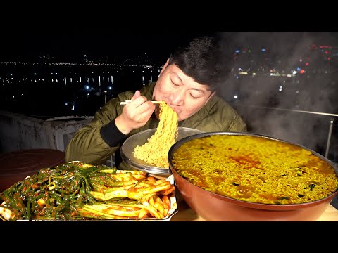 서울 야경이 보이는 옥탑방에서 열라면과 파김치 먹방 Hot spicy instant noodles