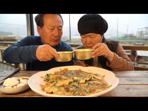 빗소리와 함께 먹는 부추전과 막걸리 한잔 Buchu pancake Makgeoli 요리 먹방 Mukbang