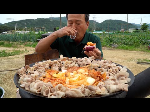 지글지글 솥뚜껑 대패삼겹살에 양파와 김치 가득 Daepae Samgyeopsal with Onion