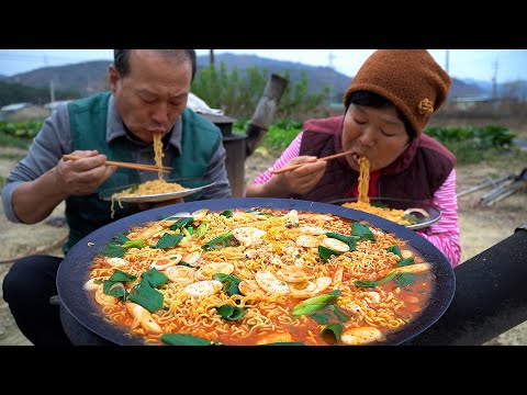 집 앞 닭장에서 갓 꺼낸 계란과 떡 파 듬뿍 넣은 솥뚜껑 라면 Spicy Instant noodles