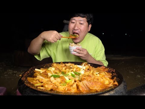 항정살로 더 맛있게 만든 묵은지김치찌개 Ripe kimchi stew with pork jowl 요리 먹방