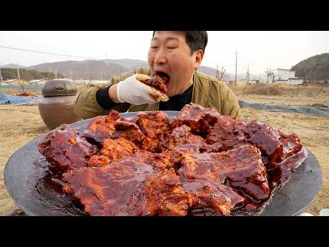 뼈구이 숯불에 맛있게 초벌한 살이 가득 큼지막한 뼈구이 Charcoal grilled Pork Neck