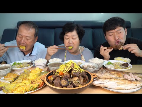 대명절 한가위 맞아 갈비찜과 각종 명절 음식 한 상 가득 Korean Thanksgiving Day