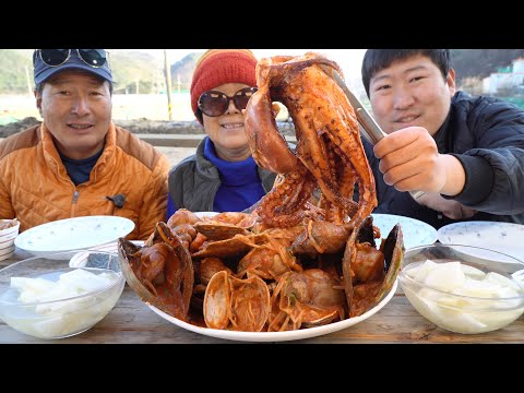 전복 문어 고둥 새우와 각종 조개 넣고 가마솥에 푹 끓인 해물찜 Braised Spicy Seafood
