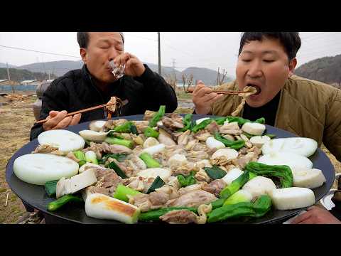 부드러운 닭다리살을 솥뚜껑에 노릇노릇하게 구운 닭구이 양파와 버섯 꽈리고추까지 Grilled Chicken