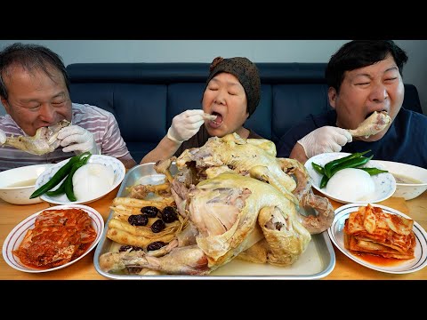 커다란 토종닭을 가마솥에 푹 고아 만든 삼계탕 Samgyetang made with large native
