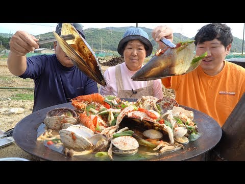 각종 조개와 새우 두부로 시원하게 끓인 해물두부전골 Tofu hot pot with various