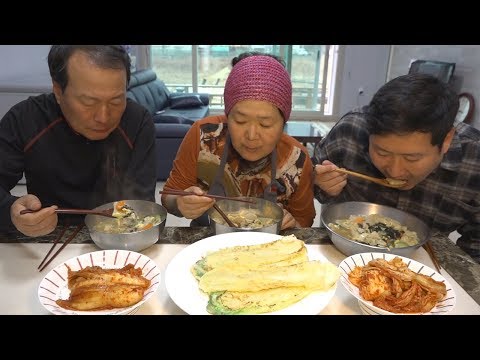 비 오는 날 해 먹은 수제비와 배추전 요리 먹방 Mukbang eating show