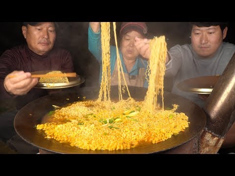 프랑스에서 취재온 압도적 비주얼 솥뚜껑 라면 Instant noodles on cauldron lid 요리