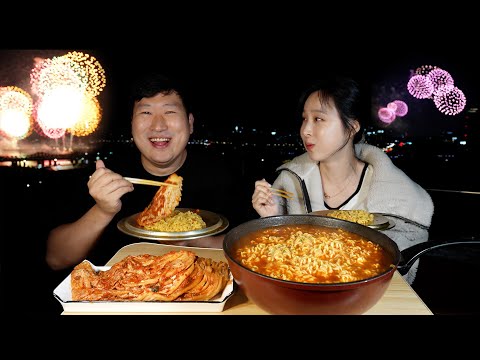 불꽃축제가 한눈에 보이는 옥탑에서 여자친구와 신라면 먹방 Hot spicy ramen Fireworks