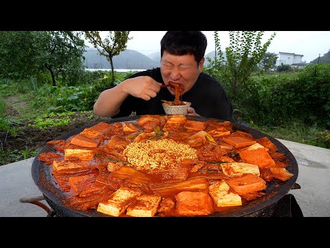 삼겹살에 참치 스팸에 두부까지 종합선물세트로 다 넣은 솥뚜껑 김치찌개 Cauldron lid Kimchi