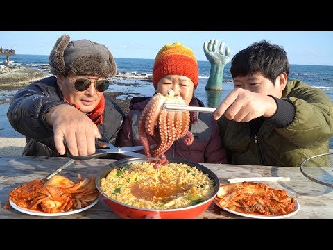 포항의 명소 호미곶에서 먹는 돌문어 라면 Instant noodles with octopus 요리 먹방