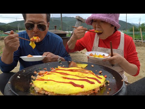 커다란 계란에 케찹 듬뿍 솥뚜껑 오므라이스 Fried rice with an omelette 요리 먹방