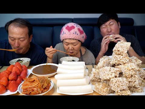 설을 맞아 시장에서 뽑은 가래떡과 튀긴 쌀보리로 만든 쌀강정 직접 만든 조청까지 Sweet rice