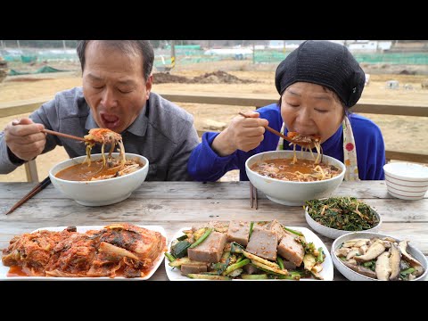 소고기국과 메밀묵 표고버섯에 냉이무침까지 Beef soup Buckwheat jelly and Side