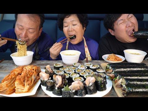 맛있게 구운 삼겹살에 상추 고추 무쌈 넣은 삼겹살김밥과 육개장 컵라면 Gimbap with