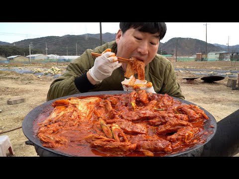 부드럽게 삶은 등갈비에 잘 익은 묵은지 넣은 묵은지 등갈비찜 Braised back ribs with
