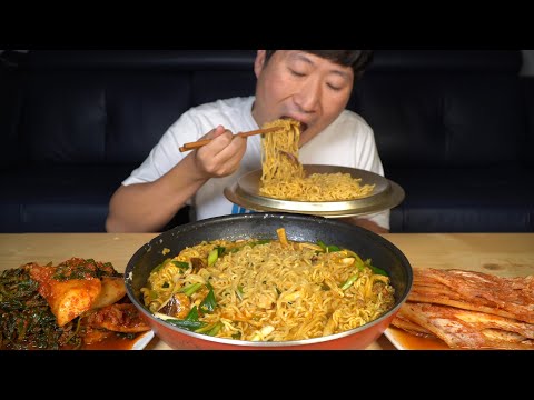 라면에 송이버섯 송송 넣은 송이버섯 라면 Spicy instant noodles with Pine