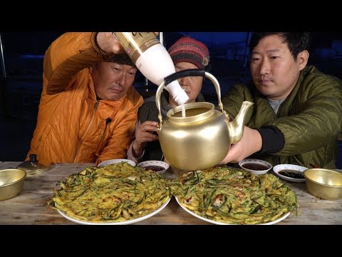 오징어 굴 조개 해물 가 득 해물부추전 Seafood and garlic chives pancake 요리