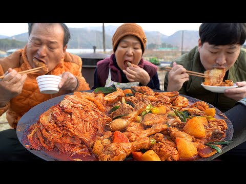 묵은지가 통째로 들어간 묵은지 닭볶음탕 Braised Spicy Chicken and ripe Kimchi