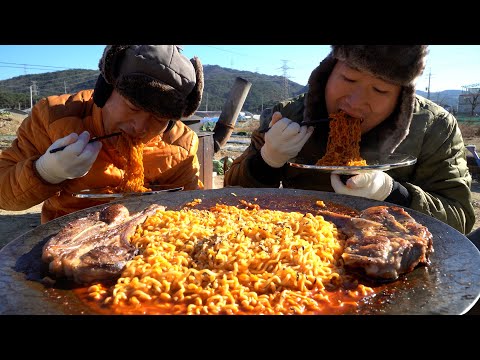 광고 대중적인 매운맛 맵닭볶음면과 양고기 토마호크 Spicy chicken flavor ramen Lamb
