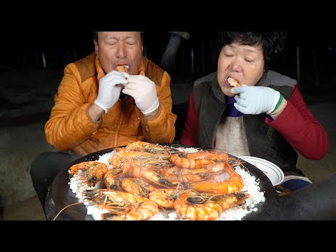 소금 가득 채운 솥뚜껑에 왕새우 가득 넣어 구운 Salted Grilled Shrimp on a