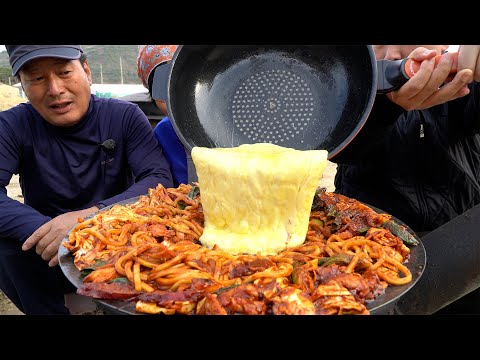 쫀 득한 치즈 가 득 솥뚜껑 치즈 닭갈비 Dak galbi Spicy Stir fried Chicken