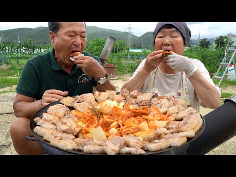 집 앞 텃밭에서 수확한 마늘 양파 곁들인 솥뚜껑 삼겹살 Samgyeopsal with garlic