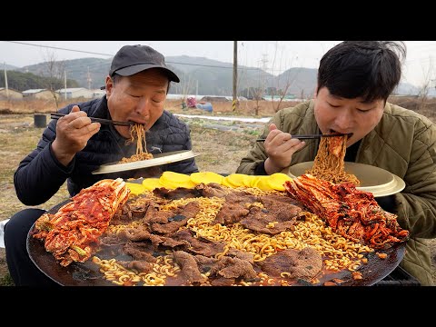 아삭한 김장김치에 한우 넣은 솥뚜껑 짜파구리 먹방 Ram don with Korean beef New