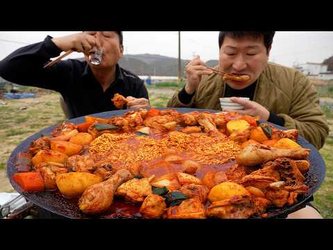 역대급 비주얼의 솥뚜껑 가득 닭볶음탕 양념 잘 밴 닭에 라면사리까지 Braised Spicy Chicken