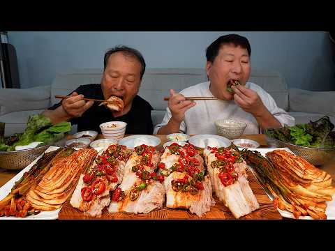 통닭에 먹던 고추 양념을 보쌈에 매콤하게 즐기는 부드러운 보쌈과 김장김치 Spicy Bossam
