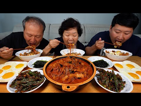 3년 묵은 김치 하나면 밥도둑 김치찌개는 이미 완성 꽈리고추무침에 계란후라이까지 Aged Kimchi