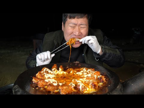 잘 구운 등갈비에 매콤한 양념과 치즈 듬뿍 치즈등갈비 Spicy back ribs with cheese