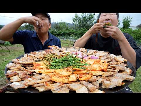 삼겹살 목살 항정살 가브리살 지글지글 솥뚜껑에 구워 먹는 돼지고기 모둠 한 판 Grilled pork