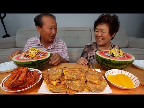 수박 국수 더위 날리는 수박에 매콤한 비빔국수 고소한 육전까지 Bibim noodles in a
