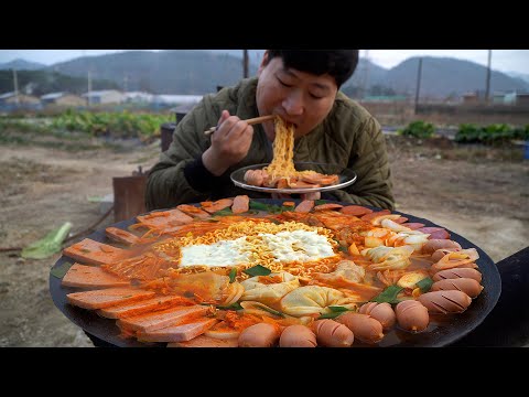 부대찌개 처럼 각종 햄과 만두 넣고 끓인 부대라면 Instant noodles with ham