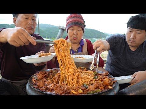 매콤한 제육 볶음에 소면 얹어서 후루룩 Stir fried spicy pork Noodles 요리 먹방