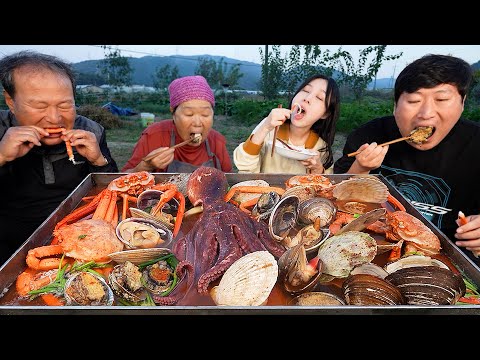 홍게와 문어 전복에 각종 조개 가득 넣은 얼큰시원한 해물탕 Seafood soup with octopus